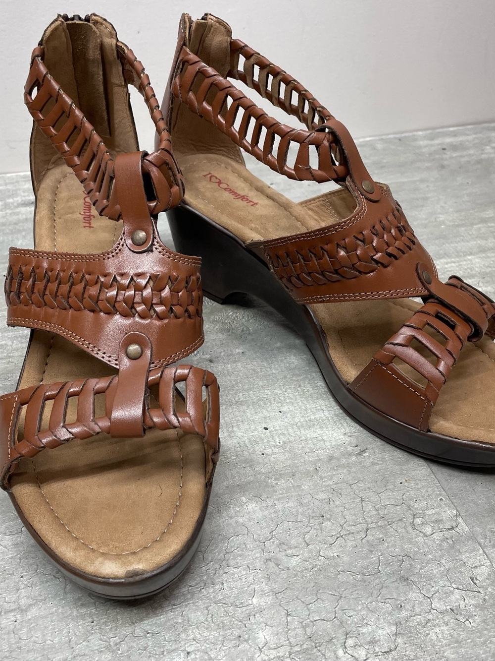 Comfortable Woven T-Strap Sandals - Brown